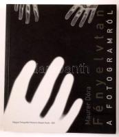 Maurer Dóra: Fényelvtan. A fotogramról. A magyar fotográfia történetéből. Bp., 2001, Magyar Fotográfiai Múzeum - Balassi Kiadó. 258+2 p. Fekete-fehér és színes képekkel rendkívül gazdagon illusztrált. Kiadói papírborítóban.
