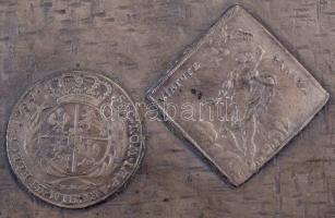 Fa ládika (250x110x53mm) tetején fém betéttel, rajta rögzítve egy 1699-es és egy 1754-es tallér elő ...