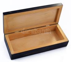 Fa ládika (250x110x53mm) tetején fém betéttel, rajta rögzítve egy 1699-es és egy 1754-es tallér elő ...