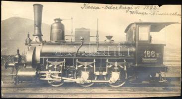 1882 Kassa-oderbergi vasút mozdonya, feliratozott fotó, későbbi előhívás (cca 1920), lapszéli sérüléssel, 8,5×16 cm