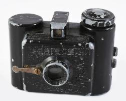 cca 1936-1940 Sida 25x25 mm miniatűr fényképezőgép, "kémkamera", 1:8/35 mm objektívvel, fém házzal, kopott, 7x4x5,5 cm // Vintage miniature "spy camera" with cast metal case, worn condition