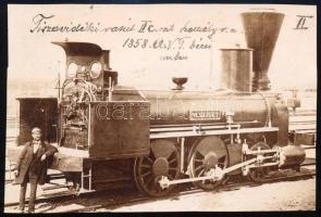1858 Tiszavidéki vasút mozdonya, feliratozott fotó, későbbi előhívás (cca 1910), 8,5×16 cm
