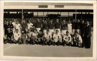 1948 Málta - Vasas FC futball mérkőzés, focisták csoportképe. Empire Stadium/Gzira Stadium, a máltai...