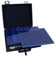 Műbőr éremgyűjtő bőrönd, 9db éremtartó tálcával, összesen 340 férőhellyel (1db 5x4; 4db 8x6; 1db 6x4; 1db 11x8; 1db 5x2 és 1db 3x2-es tálcával). A tálcák és a bőrönd használt, de jó állapotban