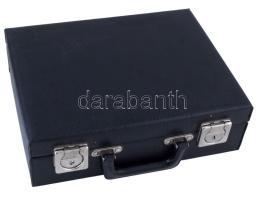 Műbőr éremgyűjtő bőrönd, 9db éremtartó tálcával, összesen 340 férőhellyel (1db 5x4; 4db 8x6; 1db 6x4...