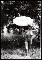 Akt napernyővel, erotikus fotó, modern előhívás, 9×12 cm