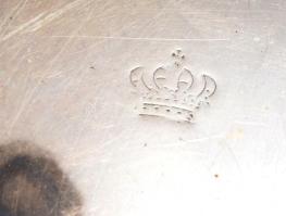 Ezüst (Ag) kínáló, koronás díszítéssel. Jelzett, 1872-1937 közötti fémjel, 800 ezrelékes ezüst, d: 2...