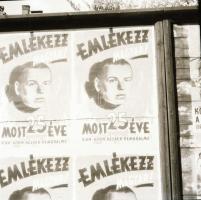 1944 Antiszemita, kommunistaellenes plakátok egy kerítésen, fotónegatív, 6×6 cm