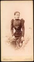 cca 1890 Ebeczky Bella, Ebeczky Ferenc és Beniczky Anna lánya, az ináncsi Ebeczky-család tagjának portréfotója, keményhátú fotó Mertens és Társa budapesti műterméből, a hátoldalán feliratozva, 20x11 cm