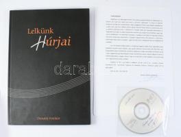 Lelkünk Húrjai. Dunatáj Fotókör fotógyűjteménye. Benke Ferenc (1932-2014) fényképész, újságíró által dedikált példány; hozzá Benke Ferenc aláírt kísérőlevelével és dedikált CD-vel. Kalocsa, 2009, Dunatáj Fotókör (Bp., Premier Ny.), 79+[1] p. Gazdag fotóanyaggal illusztrálva. Kiadói kartonált papírkötés.
