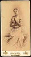 cca 1890 szajoli Fejér Izidóra (1872-1941) portréfotója, Benedicty Béla (1860-1918) későbbi pénzügyminisztériumi osztálytanácsos felesége, keményhátú fotó Strelisky budapesti műterméből, a hátoldalán feliratozva, 20x11 cm