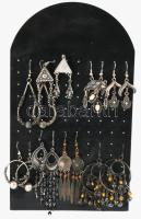 8 pár fülbevaló, tartón.