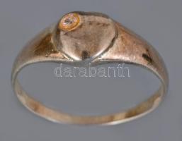 Ezüst (Ag) gyűrű, kővel, 925 ezrelékes, jelzett, m: 47, 0,91g