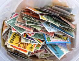 Angol gyarmatok és utódállamok kb 1.000-1.500 db bélyeg, kis műanyag dobozban