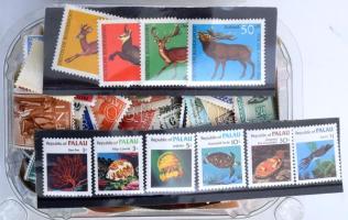 Több száz vegyes külföldi bélyeg gyarmatokkal is, kis dobozban