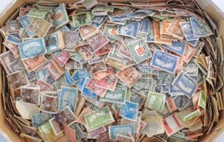 Kb 5.000 db bélyeg az Aratós időszakból dobozban ömlesztve