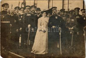 I. Sándor szerb király és felesége Draga Masin tisztjeik körében nem sokkal a meggyilkolásuk előtt /...