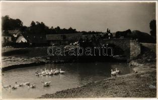 Ismeretlen település, kőhíd, libák. photo