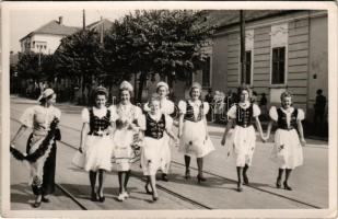1938 Kassa, Kosice; bevonulás, népviseletbe öltözött hölgyek / entry of the Hungarian troops, ladies...