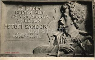 Ez iskola helyén állt az a kaszárnya, a melyben Petőfi Sándor 1839-40 telén katonáskodott. Lukács Lajos műve. Hátoldalon sorsjegy a csornai járási közkórház javára. Divald Károly fénynyomdai műintézetéből