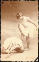 cca 1920 Mozdulatművészeti alkotás, a hátoldalán a francia táncművész ajándékozási soraival, képesla...