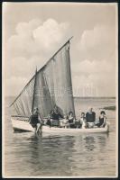 1925 Balatonlelle, sétahajókázás családi körben, fotó, a hátoldalán pecséttel jelzett (Bp., Berger R...
