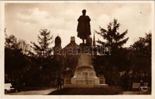Miskolc, Szemere tér és szobor, zsinagóga a háttérben. Móriczné N. Lenke felvétele