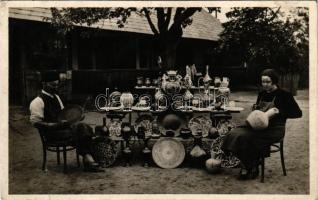 1935 Mezőtúr, Badár Balázs fazekasmester és leánya Erzsébet (Badár fazekas-dinasztia). Badár Erzsébe...