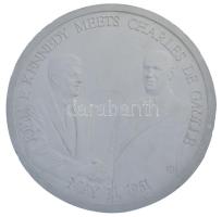 Fülöp Zoltán (1951-2004) DN "Az Egyesült Államok 35. elnöke / John F. Kennedy találkozik Charles de Gaulle-lal, 1961. május 31." emlékérem gipsz előlapi POZITÍV nagyminta (197mm) T:AU Hungary ND "35th President of the United States of America / John F. Kennedy Meets Charles de Gaulle, May 31, 1961" medal's obverse POSITIVE large plaster sample (197mm) C:AU