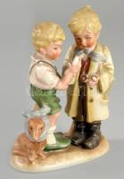 Wagner &amp; Apel Bertram orvost játszó gyerekek. Jelzett, kézzel festett, ujjvégen sérüléssel, m: 11,5 cm