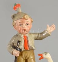 Wagner &amp; Apel Bertram katonásat játszó gyermek. Jelzett, kézzel festett, hibátlan, m: 13 cm