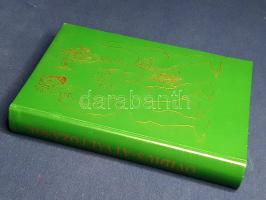 Ovidius, Publius Naso: Átváltozások. Metamorphoses. Fordította Devecseri Gábor, illusztrálta Pablo Picasso. (Számozott.) [Budapest], 1964. Magyar Helikon Könyvkiadó (Kner Nyomda, Gyoma). 532 + [2] p. Első kiadás. A nehezen behatárolható műfajú verses mítoszgyűjtemény, a Metamorphoses, mivel az antik mítoszi elbeszélések könnyen olvasható változatának számít, az európai irodalomra és képzőművészetre jelentős hatást gyakorolt. Magyar fordításai 1802-től ismeretesek, a 19. században számos fordítása készült. Bibliofil kötetünk a legmodernebb magyar fordításnak, a Devecseri Gábor által készített műfordításnak első kiadása. Kolofon: "A fordítás a Georges Lafaye szöveggondozásában megjelent kiadás (Association Guillaume Budé, Paris, 1961) alapján készült. A fordítást az eredeti szöveggel egybevetette Szilágyi János György. A jegyzetszótárt összeállította Szepessy Tibor. A kötetet Katona Tamás szerkesztette. A tipográfia és a kötésterv Szántó Tibor munkája. Készült a Kner Nyomdában, ofszet papíron, Bodoni betűvel, 8300 példányban. Ebből 600 példány bőrkötésben, számozva. Ez a könyv a 223. számú példány". Gazda - Horváth J.: Ovidius 24. Aranyozott, Pablo Picasso rajzával illusztrált kiadói bőrkötésben. Dekoratív, szép példány.