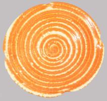 Gorka Géza iparművészeti vállalatos csigavonalas falitál, jelzett, akasztónál lepattanással, d:29 cm