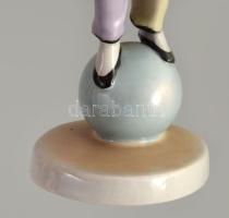 Drasche Labdán álló bohóc. Jelzett, kézzel festett, hibátlan, m: 19 cm /// Drasche clown standing on...