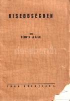 Németh László:  Kisebbségben. [Tanulmány.] [Budapest], (1939). Első Kecskeméti Hírlapkiadó és Nyomda Rt. 95 + [1] p. Első kiadás. Németh László nemzetpolitikai tanulmánya XX. századi magyar esszéírás egyik leggyakrabban félreértelmezett darabja. Az író háborús készülődés idejében, a számvetés és a megmaradás igényével írt tanulmánya válasz Farkas Gyula irodalomtörténész "Az asszimiláció kora a magyar irodalomban" (Budapest, 1939) című kötetére, amely a magyar irodalmi nyilvánosság és siker folyamatait társadalmi szempontokból magyarázza. Németh László a Farkas Gyula-féle írásra válaszoló tanulmányában bevezeti az igen könnyen félreértelmezhető mélymagyar, hígmagyar és jött-magyar kategóriáit, ám értekezése nem faji, hanem etikai követelményeket támaszt az irodalommal szemben, és úgy látja, hogy a magyarság egyedi értékeit megőrző és túlélését szolgáló paraszti kultúra alig kap szót a nyilvánosságban. A mélymagyar, hígmagyar és jöttmagyar kategóriák faji értelmezése már csak azért is félreértés a dolgozat értékelése kapcsán, mert évszázados és nem évtizedes tendenciákat elemez: a hígmagyarság elrettentő példái éppúgy jelen vannak az Arany Jánossal szembeállított Petőfi-epigonoknál, a Kemény Zsigmonddal szembeállított Jókai Mórnál, vagy a Madáchcsal szembeállított népszínműíróknál, így a hígmagyar mivolt voltaképpen a kereskedelmi sikerrel eljegyzett, felszínes, társadalmi valóságra nem nyitott jelleget jelenti. A címlap sarkán apró hiány, néhány levélen apró, lapszéli sérülés, néhány oldalon fent apró, halvány foltosság. (Tanú könyvtár 1.) Tezla 2798. Fűzve, feliratozott, enyhén hiányos, kissé sérült kiadói borítóban.