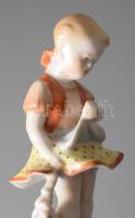Herendi Tertia széteső babával játszó lány. Jelzett, hibátlan, m: 13 cm