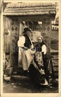 Körösfő, Izvoru Crisului (Kalotaszeg, Tara Calatei); La poarta / Körösfői faragott kapuban fiatal pár, erdélyi folklór / Transylvanian folklore, carved wooden gate. Foto orig. J. Fischer 1936. (EB)