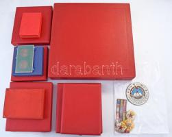 Tartalmas Magyar Néphadsereg tétel, benne: Öt darab Zalka Máté Katonai Főiskola zománcfestett plakett (egy kivételével mind eredeti tokban), Pártmunkáért bronz emlékérem, "Zrínyi Miklós Katonai Akadémia" festett Hollóházi porcelán plakett, Szabadság szobrot ábrázoló kétoldalas bronz emlékérem "Zalka Máté" címeres tokban, "Magyar Néphadseregtől" műanyag tokos két darab bronz emlékérem, 14db jelvény (többségében fegyvernemi, valamint Katonai és Politikai Képzésben Kiváló jelvények), műanyag-fém szalagsáv összeállítás + zománcozott miniatűr szalagsáv; díszdobozos asztali kellék (levélbontó, cigarettakínáló, ceruza/tolltartó tálca)