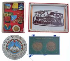 Tartalmas Magyar Néphadsereg tétel, benne: Öt darab Zalka Máté Katonai Főiskola zománcfestett plaket...