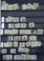 Terjedelmes és tartalmas magyar gyűjtemény hagyatékból, több évtizedes gyűjtésből 7 nagy hullámkarton ládában. Az 1945 előtti rész gyengécske és inkább bélyegzett, de van benne 3 LEHE blokk, Vöröskereszt kisívsorok, Repülők, stb. 1945 után vegyesen használt és használatlan, sok jobb kiadással, blokkokkal (pl. Roosevelt blokkpár, Lánchidak, több Lánchíd III.) A modern időszak inkább postatiszta és több példányos. Az anyag erőssége a magas névértékű modern anyag, a zárt gyűjtemény a 2010-es évek közepéig tart de egyes kiadások, blokkok, szettek még a 2020-as évekből is szerepelnek az anyagban, akár több példányban is. Hozzá sok kellék, katalógusok, néhány üres berakó.