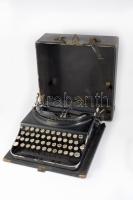 Remington antik írógép, magyar nyelvű billentyűzettel, kissé sérült dobozában.