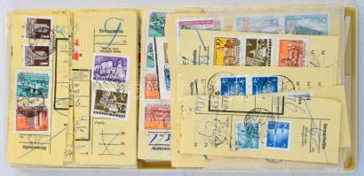 Sok száz csomagszállító, főleg szelvények és kivágások, 2 db hosszúkás dobozban