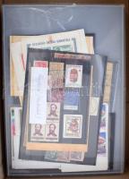 Bélyegek stecklapokon, kivágásokon stb. 5 db bündli tálcán