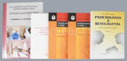 5 db betegápolás könyv - Segítő kapcsolat + Szociálpolitikáról alapfokon. + Ápolási alapismeretek + Pedagógiai, pszichológiai, egészségügyi és elsősegélynyújtási alapismeretek + Pszichológia a betegágynál. Kartonált és papírkötésben, kissé kopottas állapotban.