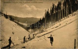1912 Tiszabogdány, Bogdán, Bohdan; Lipoveczi völgy, a szálfának csúsztatóba indítása télen. Benkő Miklós kiadása / woodcutters, wood transporting in winter (EK)