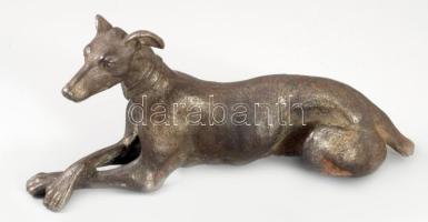 Antik vas kutya figura, farka végén felfogatóponttal, h: 14 cm