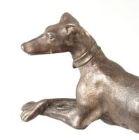 Antik vas kutya figura, farka végén felfogatóponttal, h: 14 cm