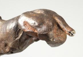 Antik vas kutya figura, farka végén felfogatóponttal, h: 14 cm
