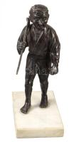 Antik bronzírozott fém kínai farmer figura, talapzaton, hiánnyal, m: 22,5 cm