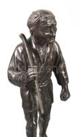 Antik bronzírozott fém kínai farmer figura, talapzaton, hiánnyal, m: 22,5 cm